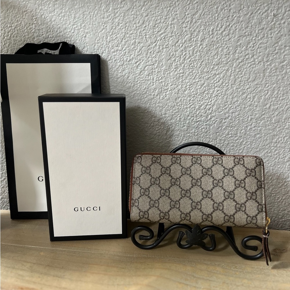 Gucci GG Supreme Zip around Wallet
